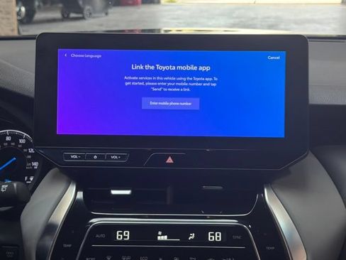 Used 2024 Toyota Venza XLE AWD/4WD image 15