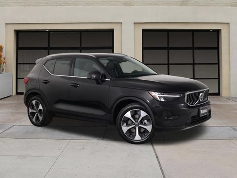 Certified 2025 Volvo XC40 B5 Plus AWD/4WD image 34