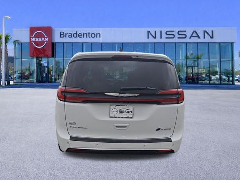 Used 2023 Chrysler Pacifica Limited FWD image 6