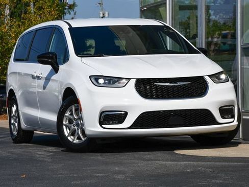 Used 2025 Chrysler Pacifica Select FWD image 4