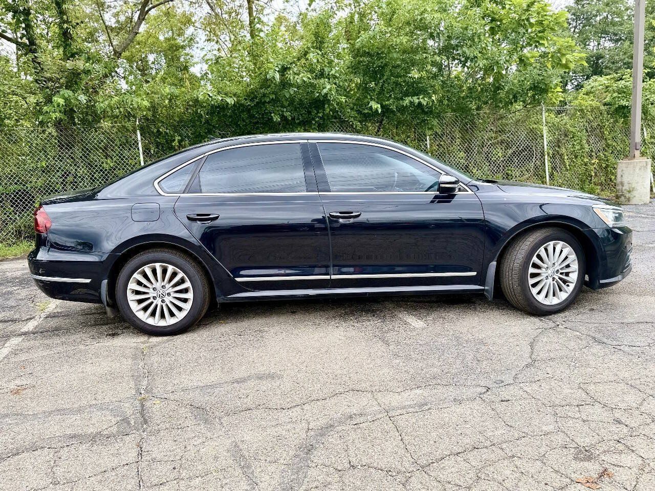 Used 2017 Volkswagen Passat 1.8T SE w/ SE Lighting Package FWD image 2