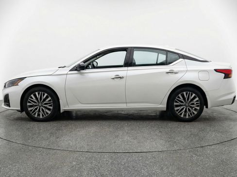 Used 2025 Nissan Altima 2.5 SV FWD image 5