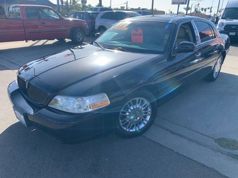 Used 2006 Lincoln Town Car Designer Series RWD image 2