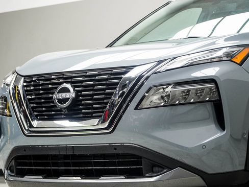 Used 2023 Nissan Rogue SL w/ SL Premium Package image 2