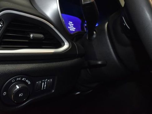 Certified 2025 Chrysler Pacifica Select image 28