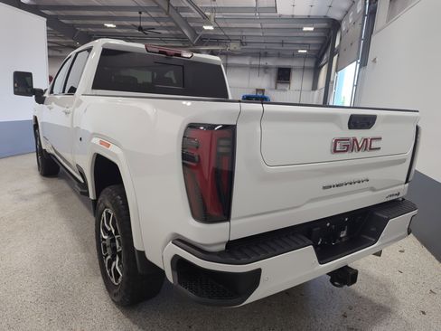 Used 2024 GMC Sierra 2500 AT4 w/ Technology Package image 5