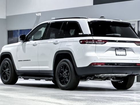 Used 2025 Jeep Grand Cherokee Altitude RWD image 3
