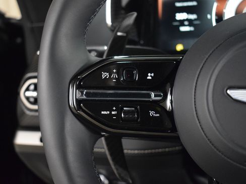 Used 2025 Aston Martin Vanquish image 24