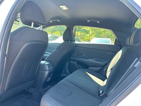 Certified 2025 Hyundai Elantra SEL FWD image 23