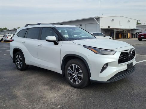 Used 2022 Toyota Highlander XLE image 8
