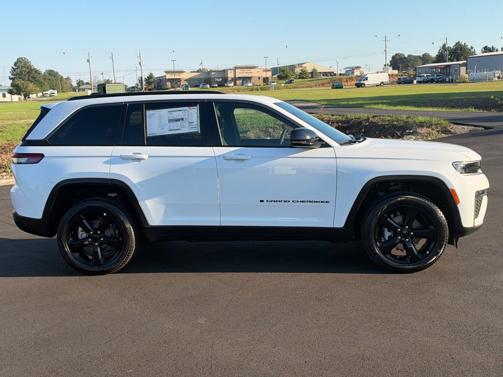 New 2026 Jeep Grand Cherokee Limited w/ Limited Altitude Package AWD/4WD image 4