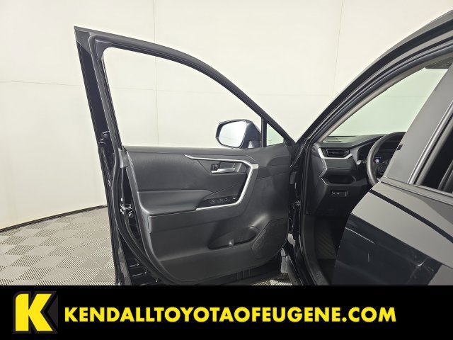 Used 2025 Toyota RAV4 XLE AWD/4WD image 21