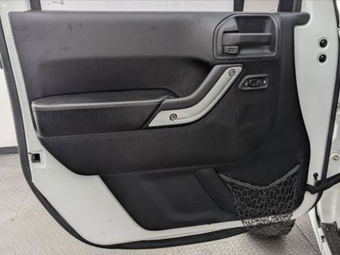 Used 2016 Jeep Wrangler Unlimited Rubicon AWD/4WD image 13