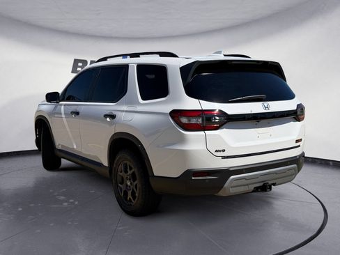 Used 2025 Honda Pilot TrailSport image 3