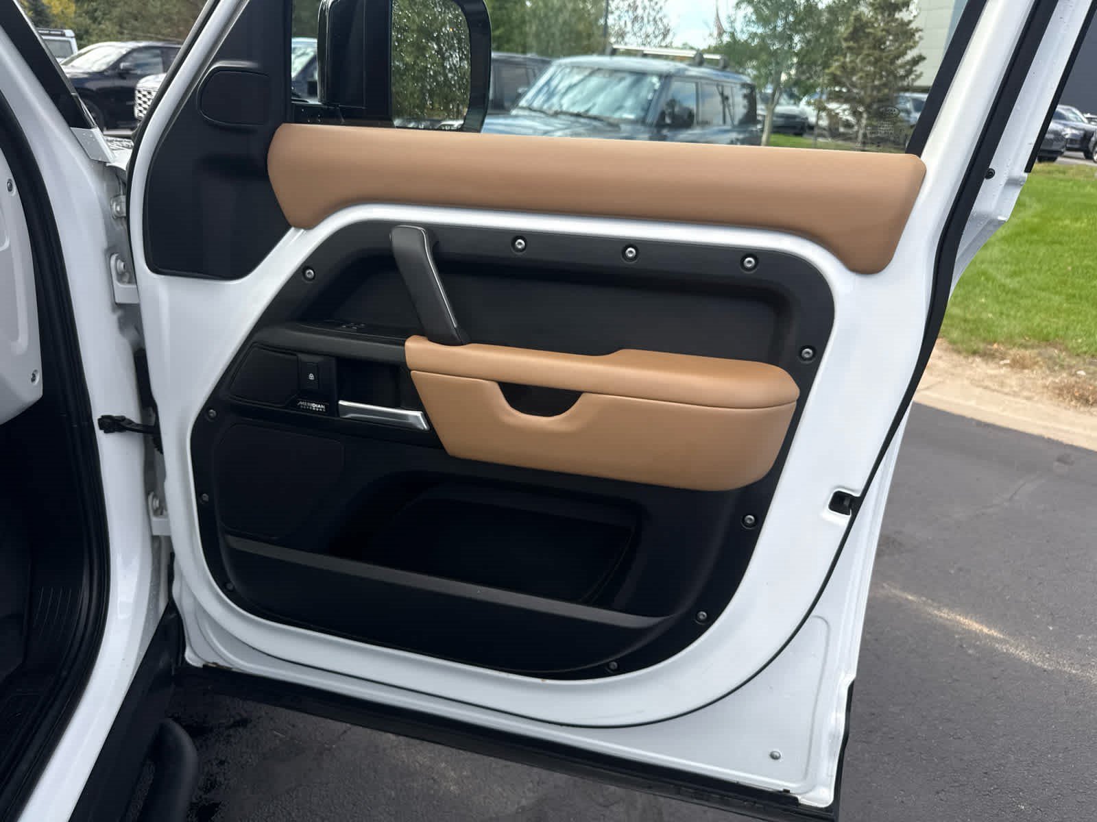 Certified 2025 Land Rover Defender 110 X-Dynamic SE AWD/4WD image 8