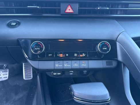 Certified 2025 Hyundai Elantra Sport image 17
