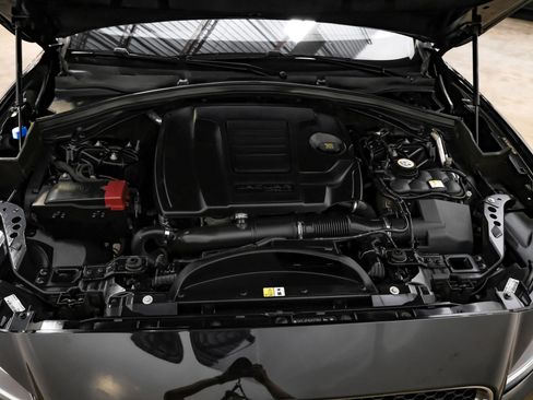 Used 2018 Jaguar F-PACE Premium image 40