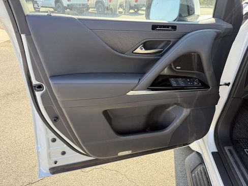 Used 2025 Lexus LX 600 4WD w/ Accessory Package (2T) image 12