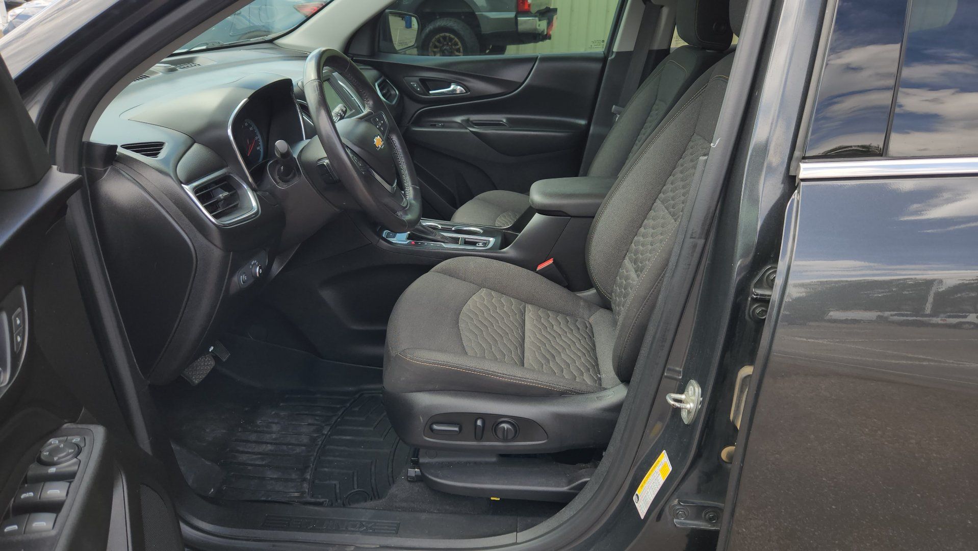 Used 2018 Chevrolet Equinox LT AWD/4WD image 17