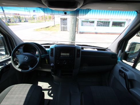Used 2018 Mercedes-Benz Sprinter 2500 image 13