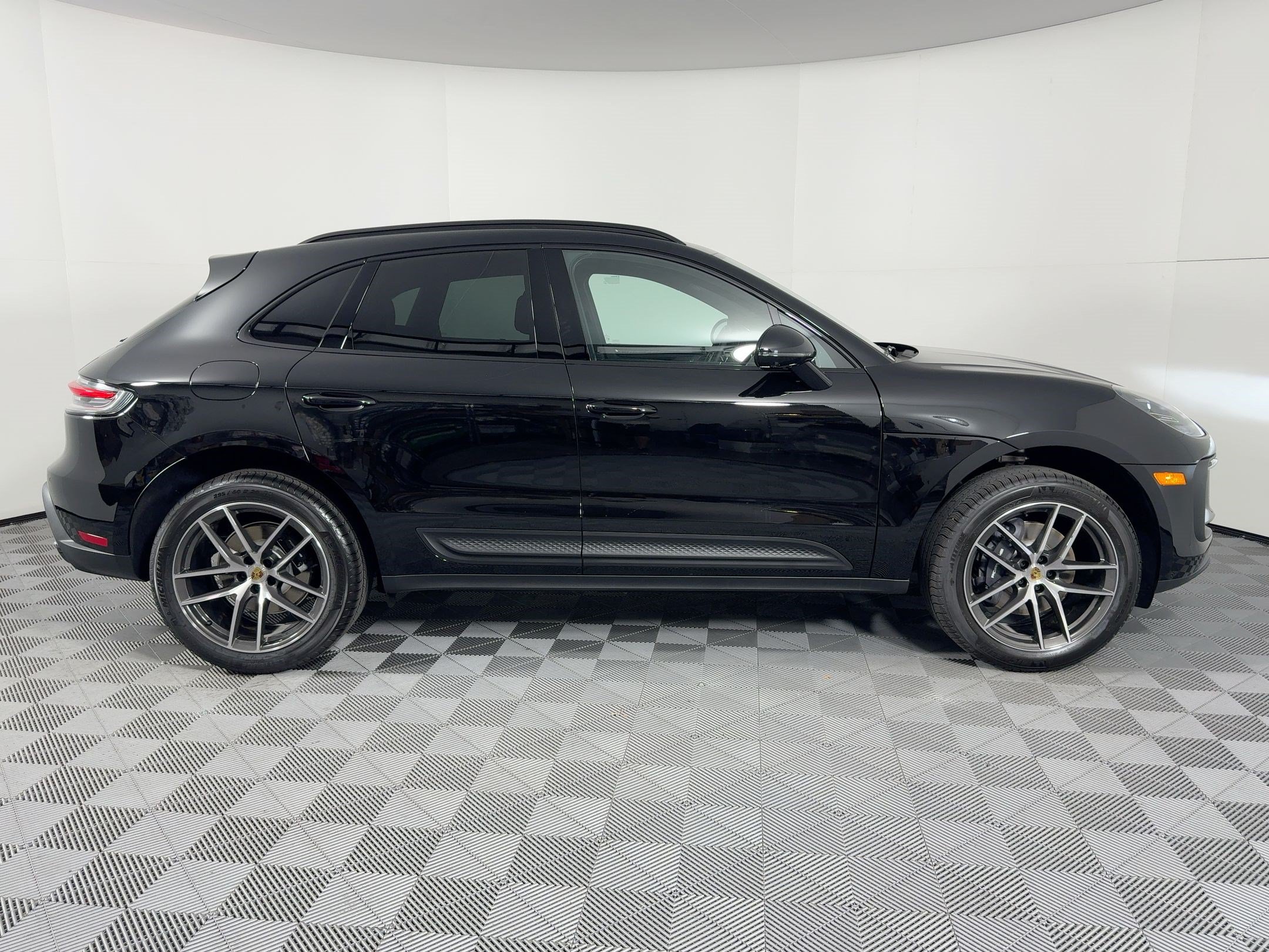 Certified 2026 Porsche Macan AWD/4WD image 8