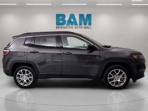 Used 2022 Jeep Compass Latitude image 10