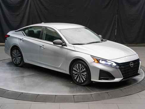 Used 2024 Nissan Altima 2.5 SV image 2