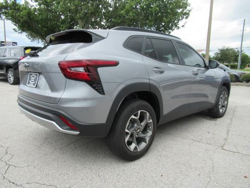 Used 2025 Chevrolet Trax LT w/ Sunroof Package FWD image 7