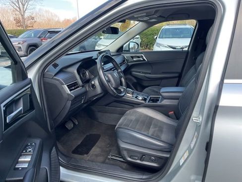 Used 2024 Mitsubishi Outlander SE Black Edition image 16