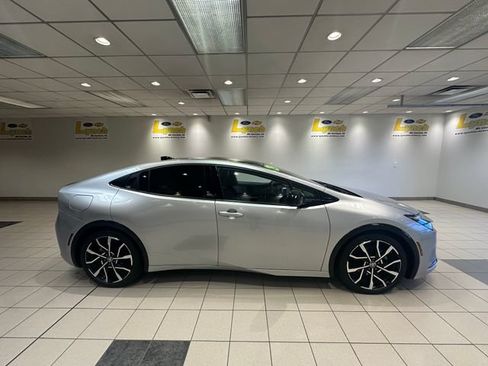 Used 2023 Toyota Prius Prime Premium FWD image 3