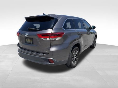 Used 2017 Toyota Highlander Plus AWD/4WD image 6