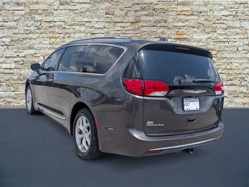 Used 2017 Chrysler Pacifica Touring-L Plus FWD image 4