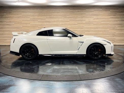 Used 2020 Nissan GT-R Premium image 15