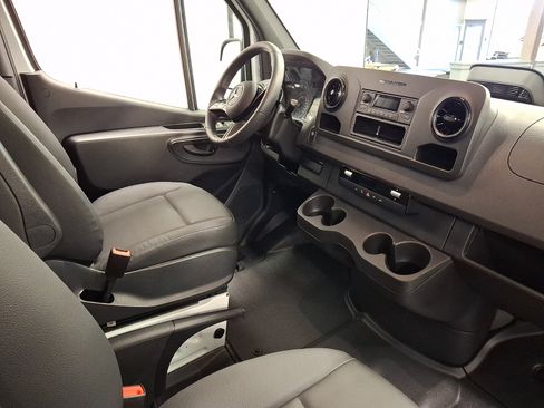 Used 2025 Mercedes-Benz Sprinter 2500 image 9