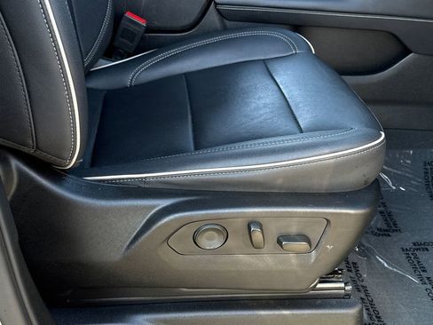 Used 2023 Chevrolet Suburban Premier image 10