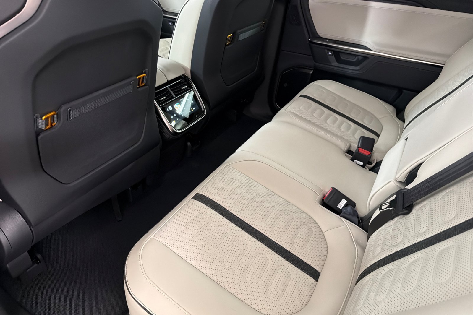 Used 2025 Rivian R1S Adventure Tri AWD/4WD image 4