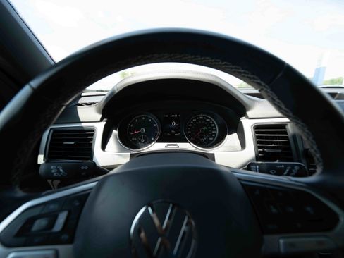 Used 2021 Volkswagen Atlas Cross Sport SE w/ Panoramic Sunroof Package FWD image 15