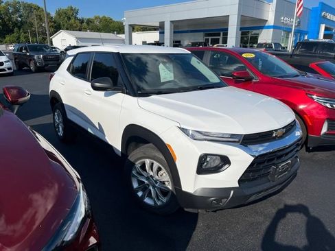 Used 2023 Chevrolet TrailBlazer LS AWD/4WD image 2