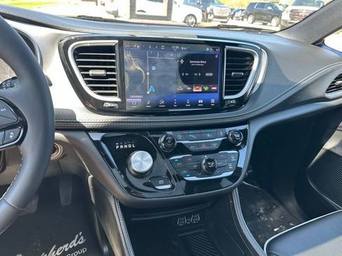 Used 2025 Chrysler Pacifica Limited FWD image 23