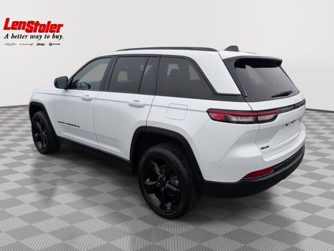 Used 2025 Jeep Grand Cherokee Altitude AWD/4WD image 3