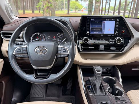 Used 2022 Toyota Highlander Limited FWD image 3