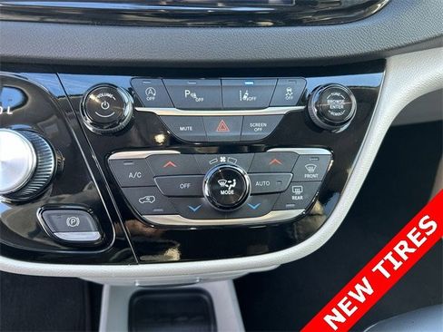 Certified 2024 Chrysler Pacifica Touring-L image 21