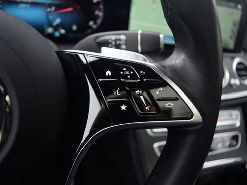 Used 2022 Mercedes-Benz E 350 4MATIC Sedan image 5