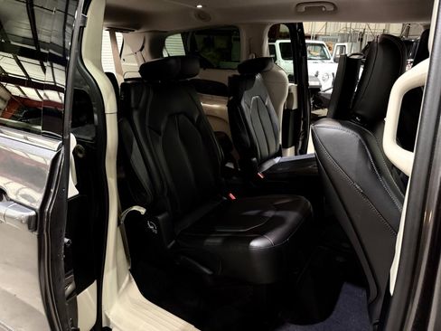 Used 2018 Chrysler Pacifica Touring-L Plus w/ Advanced Safetytec Group FWD image 19