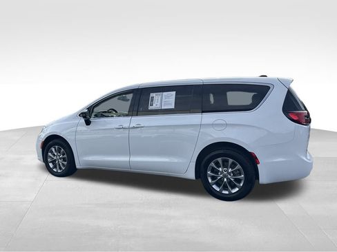 Used 2024 Chrysler Pacifica Touring-L image 9