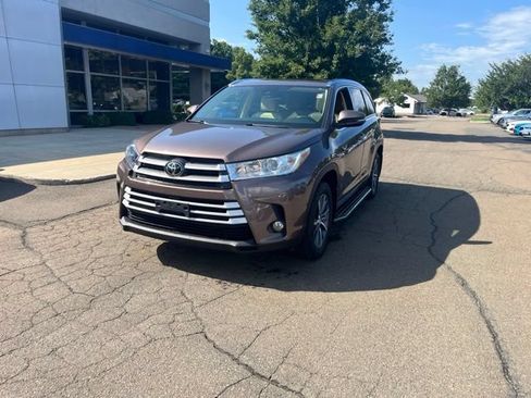 Used 2017 Toyota Highlander XLE AWD/4WD image 29