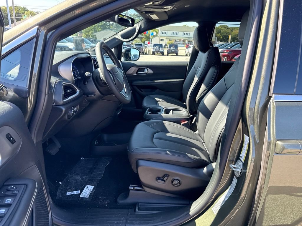 New 2027 Chrysler Pacifica Select FWD image 16