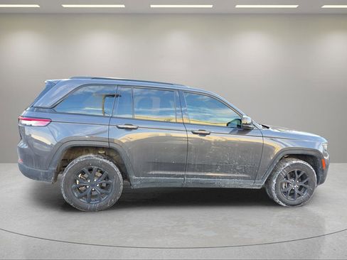 Used 2024 Jeep Grand Cherokee Altitude image 4