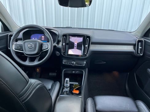 Used 2023 Volvo XC40 B5 Plus AWD/4WD image 18