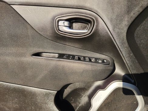 Used 2018 Jeep Renegade Latitude image 23